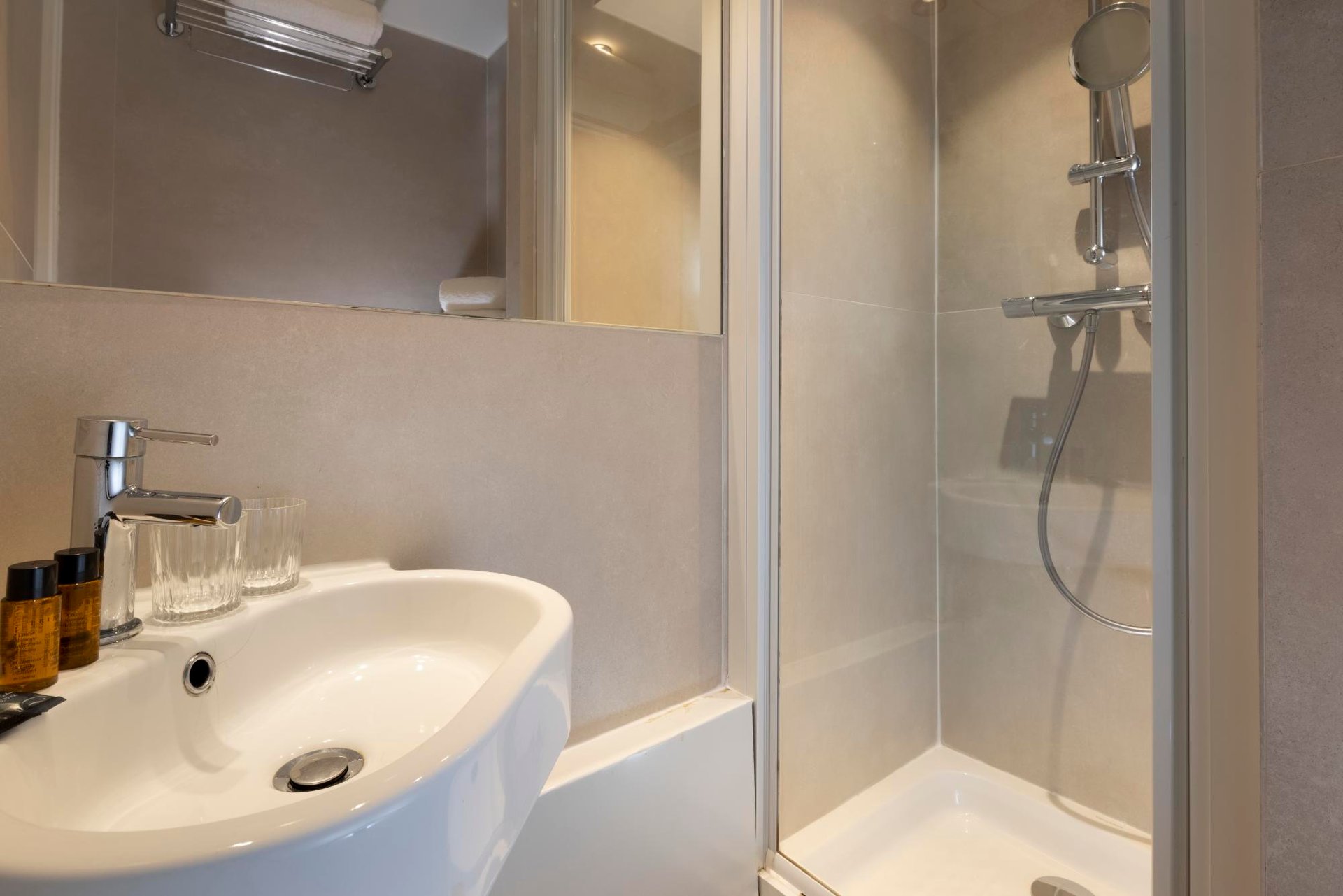 Hotel Brady Connecting Rooms Bathroom